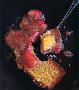 Salted butter cake with rhubarb and strawberry compote (Quatre-quarts à la fleur de sel, compote de rhubarbe et fraises)