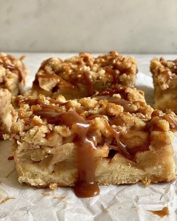 Salted caramel apple pie bars
