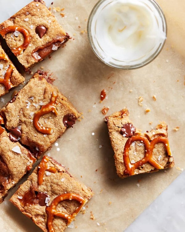 Salted caramel pretzel blondies