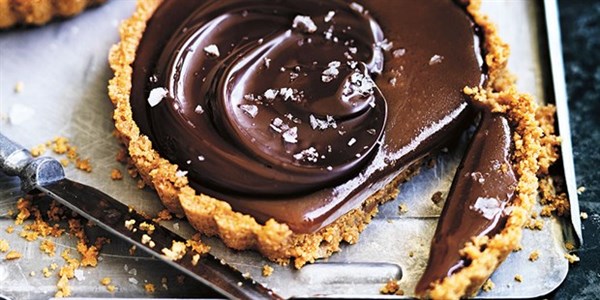 Salted chocolate caramel tarts