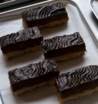 Salted peanut caramel shortbread