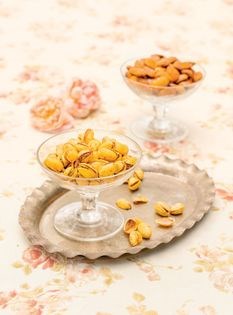 Salted saffron-toasted pistachios (Pesteh-ye shoor)