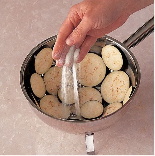 Salting aubergines