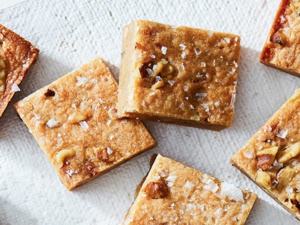 Salty caramelized white chocolate blondies