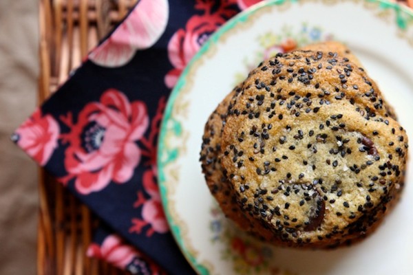 Salty sesame and dark chocolate chip cookies