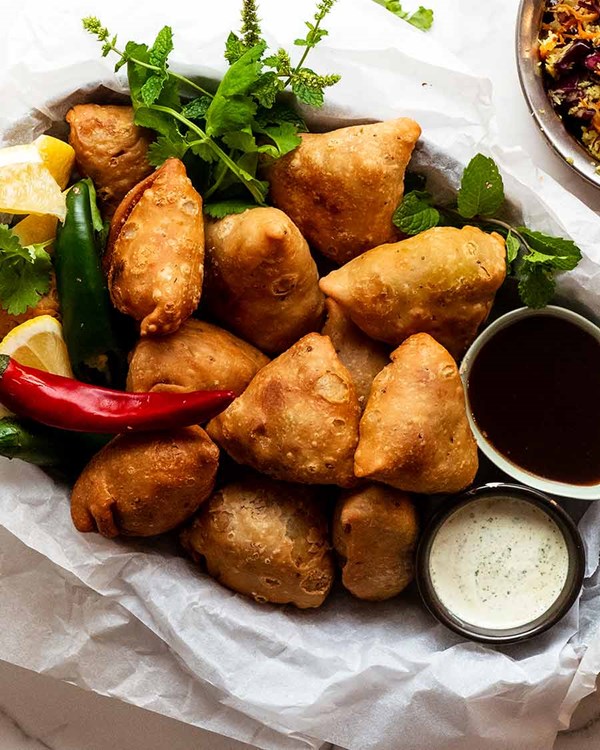 Samosa [tamarind dipping sauce]