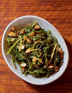 Samphire salad with almonds (Bademli deniz börülcesi salatasi)