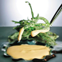 Samphire tempura with saffron and oyster cream (Salicornia en tempura al azafrán con crema de ostra)