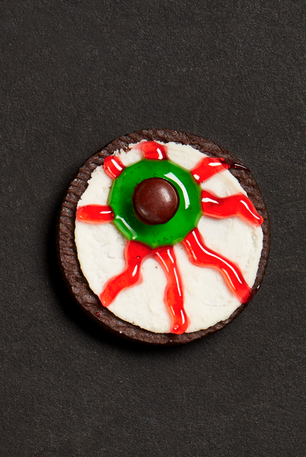 Sandwich cookie eyeballs