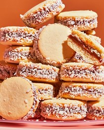 Sandwich cookies filled with dulce de leche (Alfajores de maizena)