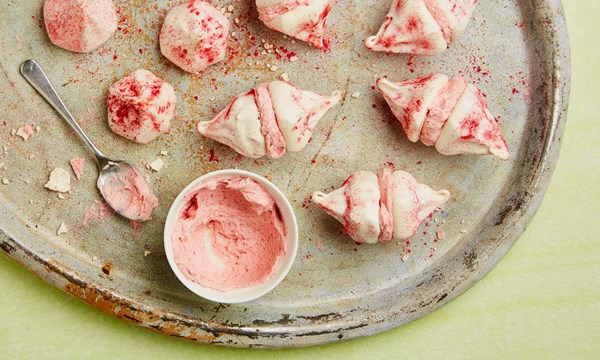Sandwiched meringue kisses