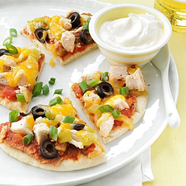 Santa Fe chicken pita pizzas