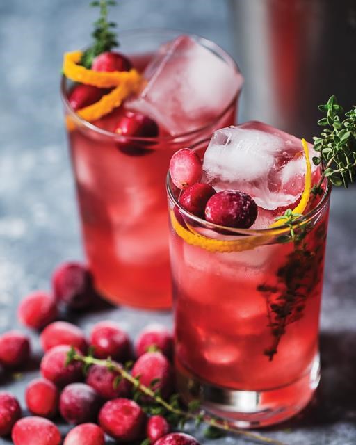Santa's favorite (cranberry gin cocktail with thyme)