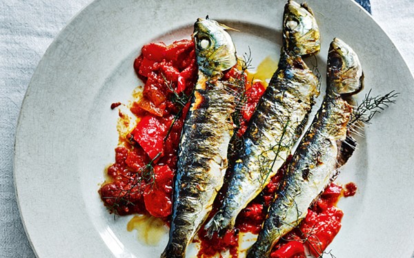 Sardines grilled with fennel sticks, with slow-cooked red peppers