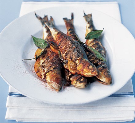 Sardines stuffed with orange slices and bay leaves