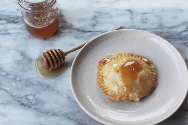Sardinian honey and cheese pastries (Seadas)
