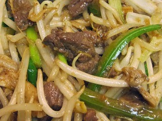 Satay steak and bean sprouts (Yínyá shāchá níuròu / 銀芽沙茶牛肉)