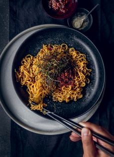 Saté noodles with crispy green onions