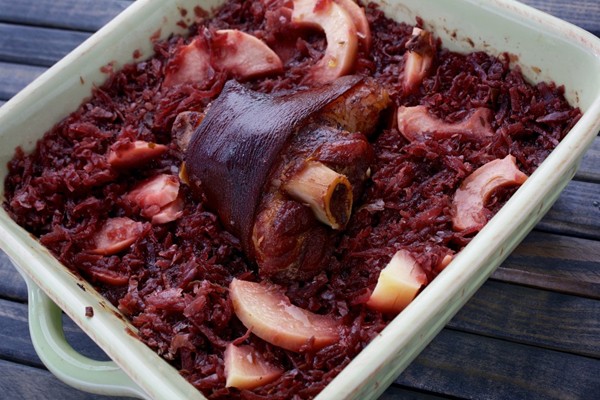 Sauerkrauben with ham hock, apple and caraway (Eisbein)