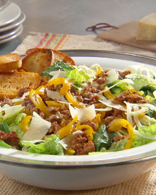 Sausage and pepper salad with golden crostini
