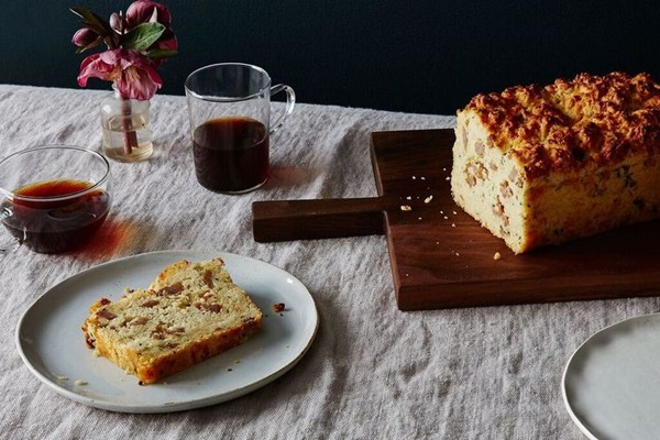 Sausage, cheddar, and chive biscuit bread