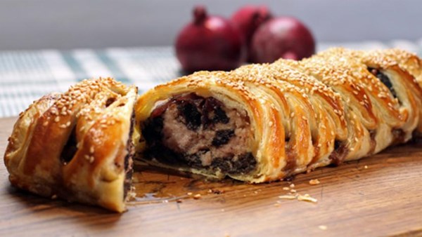 Sausage rolls with onion chutney