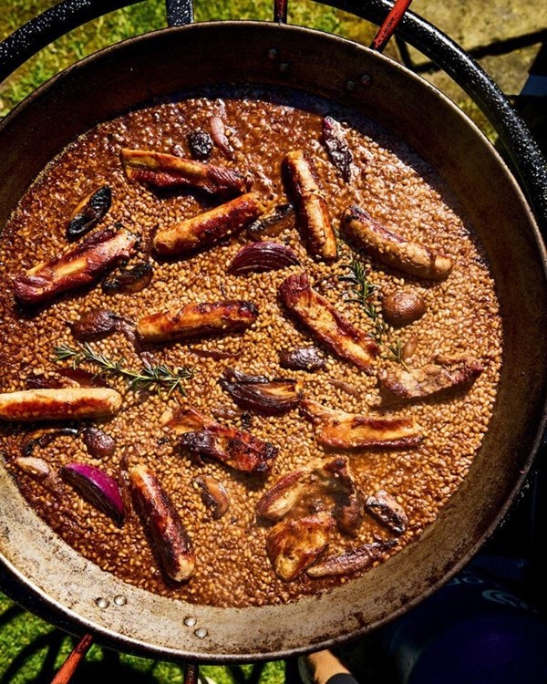 Sausage, spare rib, red onion and mushroom paella (Paella de salchicha, costilla, cebolla roja y champiñones)