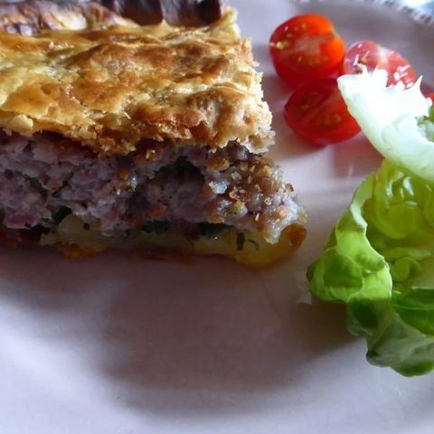 Sausagemeat and potato pasty (L'étouffe Chrétien)