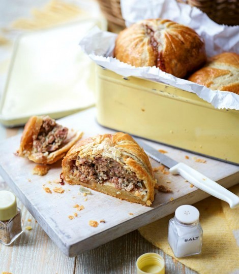  Sausagemeat pies with flaky pastry
