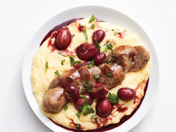 Sausages and grapes with cheesy polenta