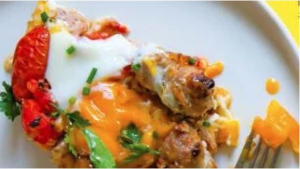 Sausages, eggs, tomatoes and roasted capsicums