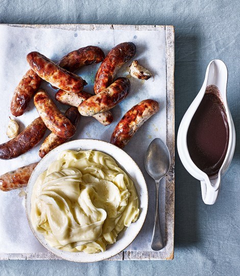 Sausages with garlic cheese mash (Aligot)