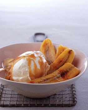 Sautéed bananas with cardamom praline sauce