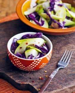 Sautéed chayote and red cabbage (Chayote y repollo morado salteado)