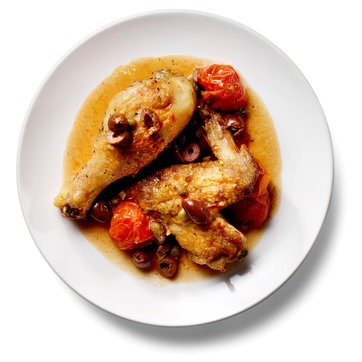 Sauteed chicken with olives, tomato, and parsley