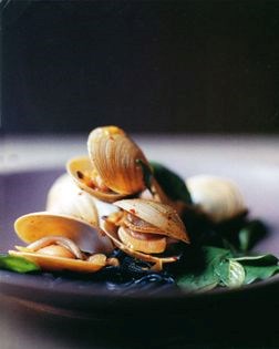 Sautéed clams with noodles