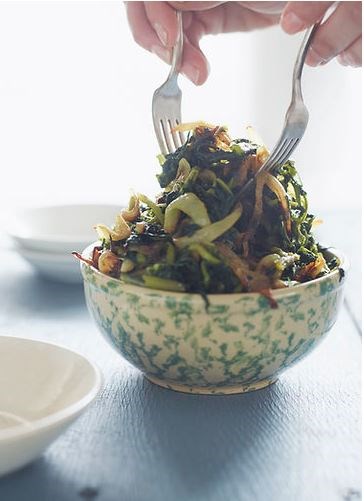 Sautéed dandelion greens with caramelized onions (Hindbeh)
