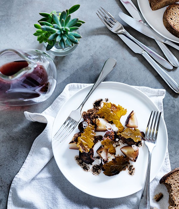 Sautéed duck hearts and livers with vine leaves