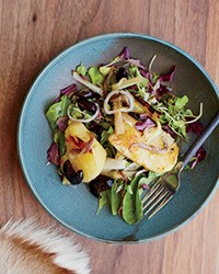 Sautéed golden potato salad with leek and black olives