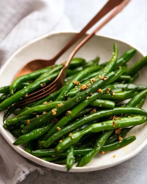 Sautéed green beans with garlic