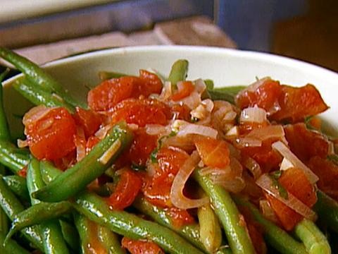 Sautéed green beans with tomatoes and basil