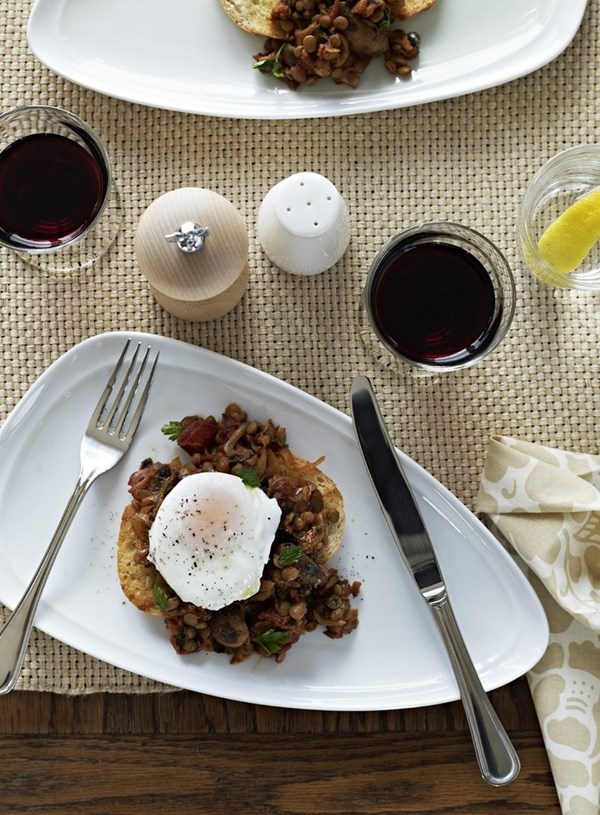 Sauteed mushrooms with red lentils and poached eggs