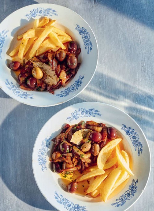 Sautéed olives with onions