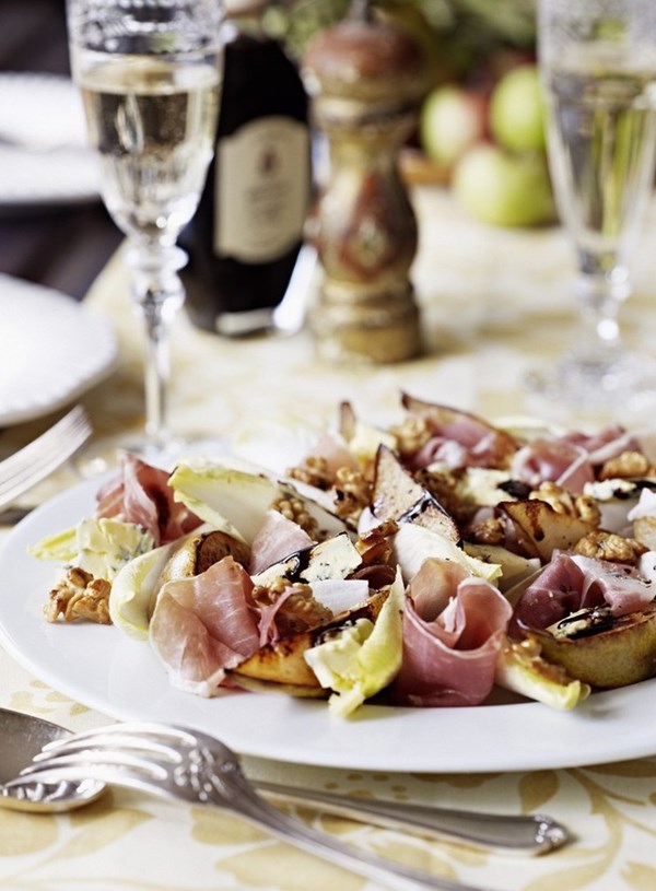 Sautéed pears, prosciutto and blue cheese salad