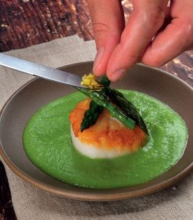 Sautéed scallops with asparagus