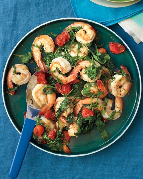 Sautéed shrimp with arugula and tomatoes