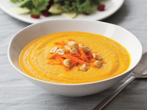 Savory carrot-cashew soup