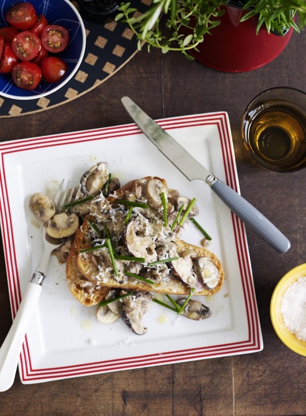 Savoury mushrooms on bruschetta 