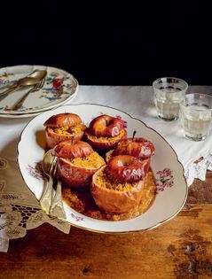 Savoury stuffed apples (Dolme-ye sib)