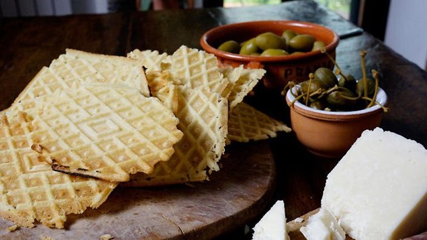 Savoury white wine and olive oil waffles (Pizzelle salate con vino)